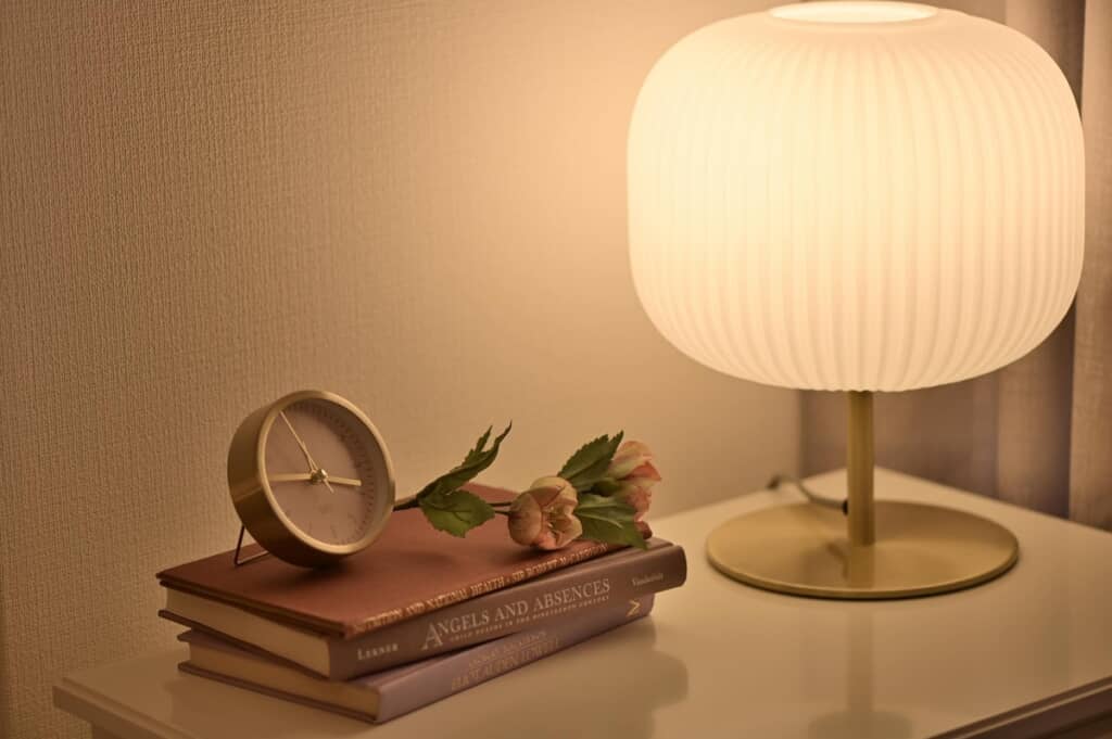 ふんわり丸いシェードのスタンドライトもすてき