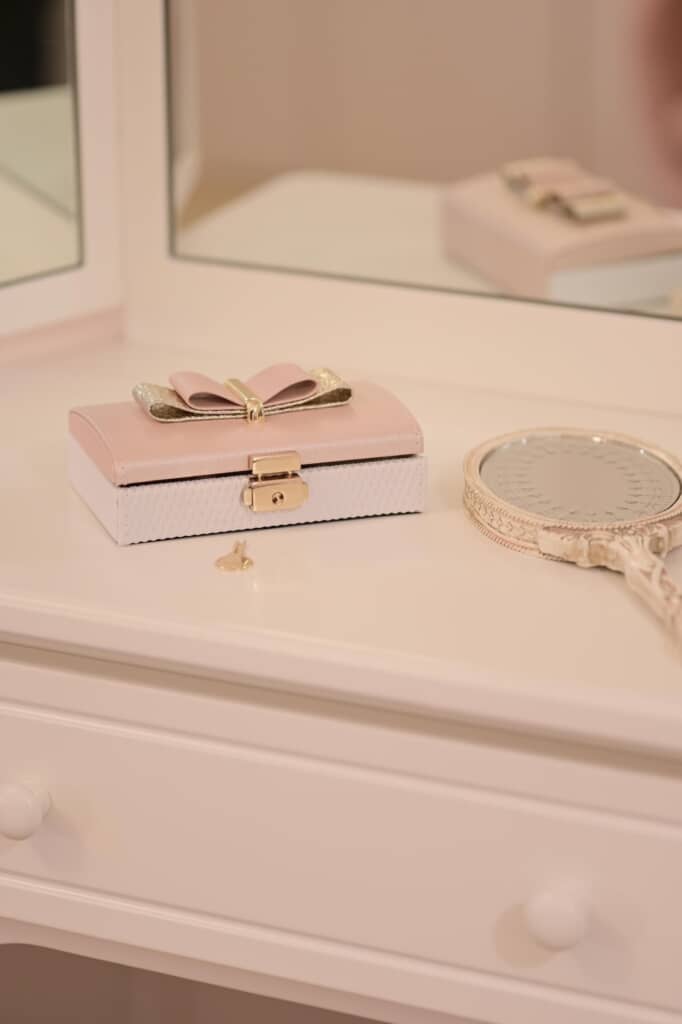 ドレッサーには鍵のついたジュエリーボックスと手鏡
