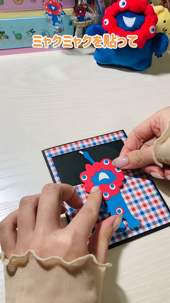 表紙を付けてミャクミャクを貼って……