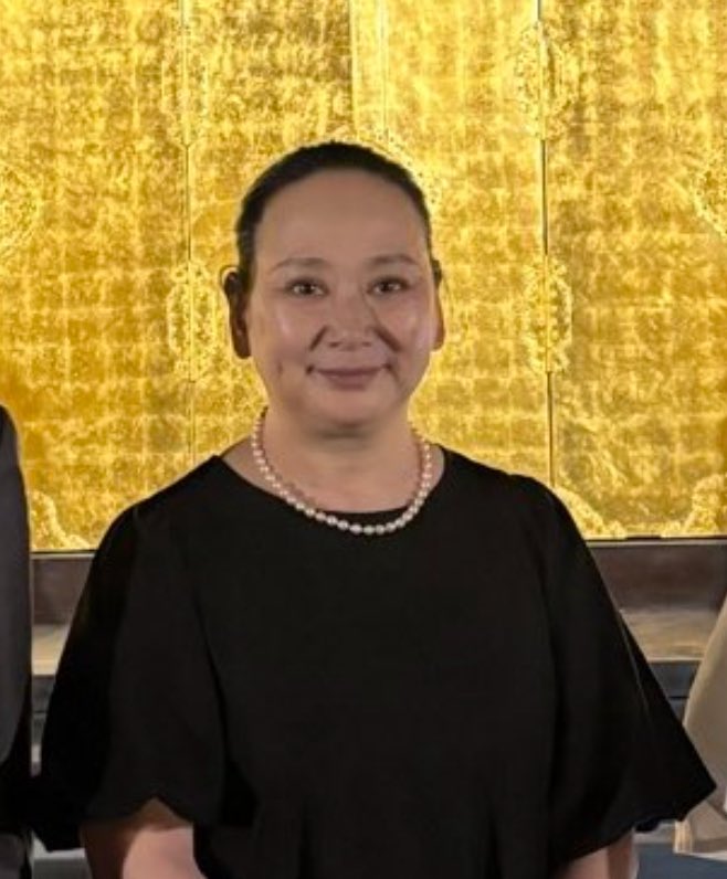 正面を見つめる山岸美喜さん。落ち着いた雰囲気で微笑み、凛とした表情