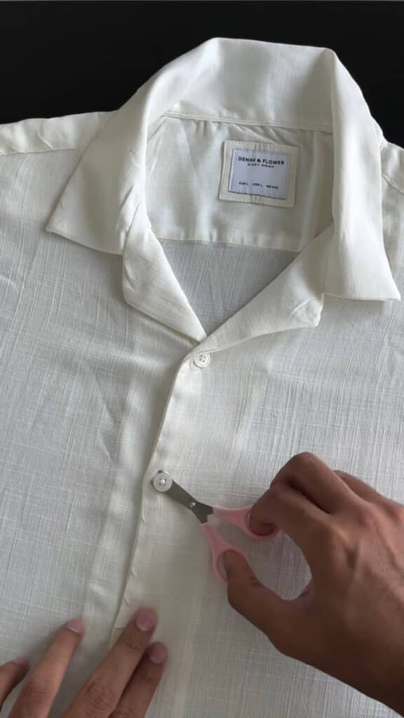 まだ着られるシャツのボタンをあえて外します