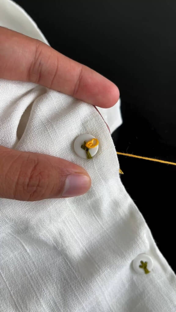 緑の糸で付け直し。下のほうにはみ出すよう縫うのがポイント