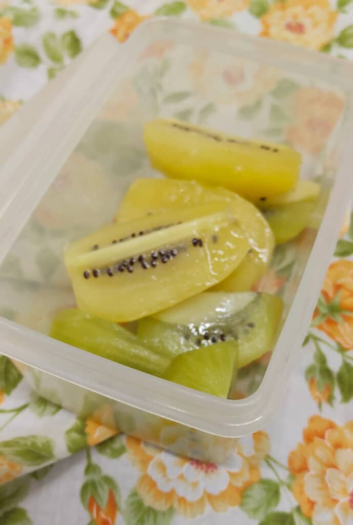 キウイを入れた容器