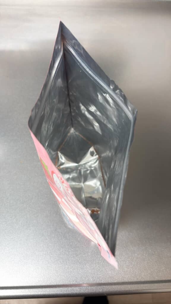 シスコーンの袋を開けたところ。中身は空