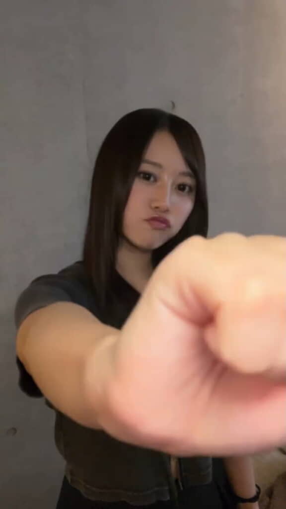 カメラレンズを拭くジェスチャーをすると……