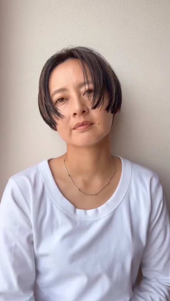 茶髪ミディアムの女性→プロがヘアカットすると……　“別人級”の垢抜けで8万再生「もはや感動」「センスが素敵」