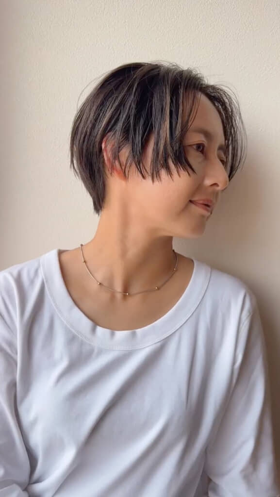 茶髪ミディアムの女性→プロがヘアカットすると……　“別人級”の垢抜けで8万再生「もはや感動」「センスが素敵」