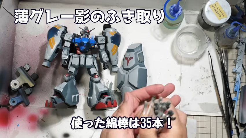 綿棒を使いサイサリスから余分な塗料を拭き取る