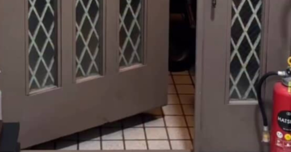 義父の誕生祝いに来た義母と息子、玄関のドアを開けると……　まさかの姿に家族一同大爆笑「最高すぎる」「我が家にも来てほしい」（1/2） | ライフスタイル ねとらぼ