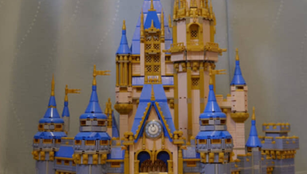 レゴでディズニーのシンデレラ城を再現→部屋の電気を消すと……“衝撃の