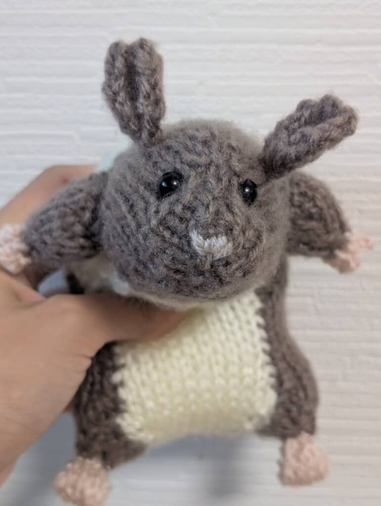 編み物で作ったハムスターみたいな何か