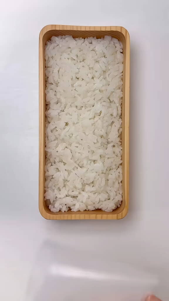 まずはごはんを入れて