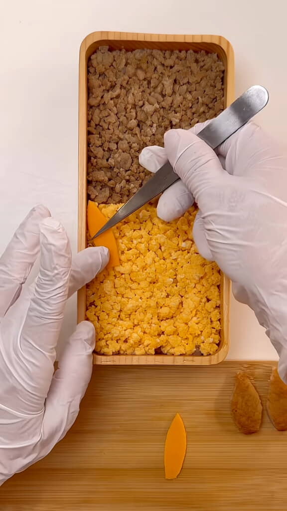 耳パーツを置いて