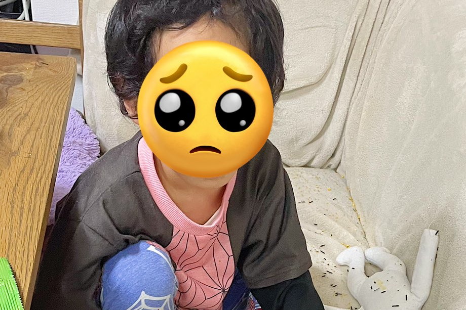 座っている息子さんの前には……