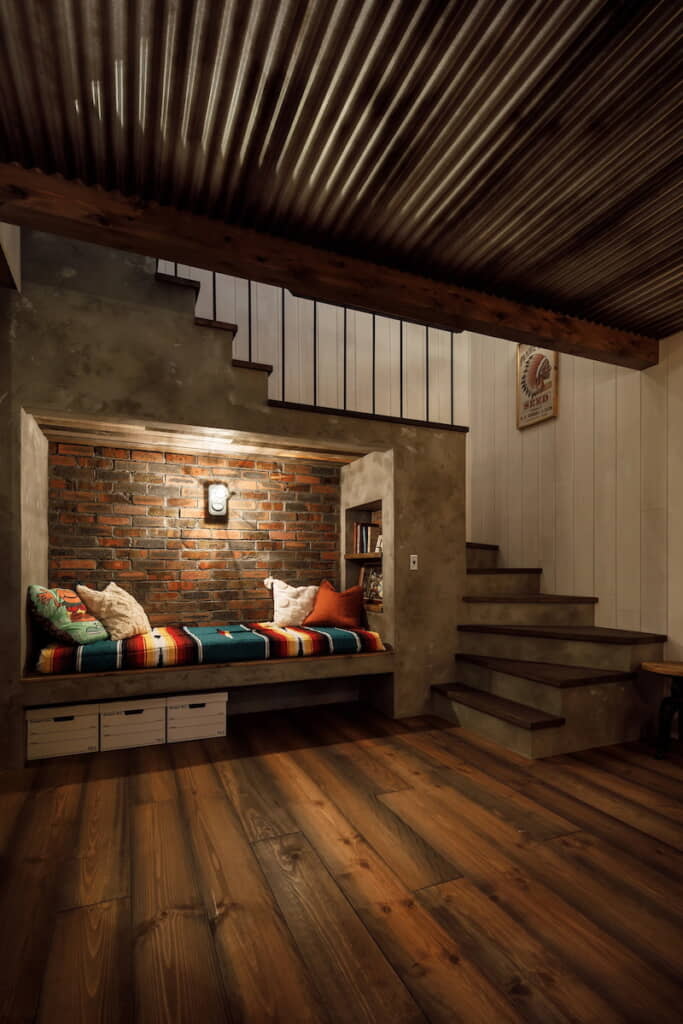 吹抜を登る階段下には座れるスペース
