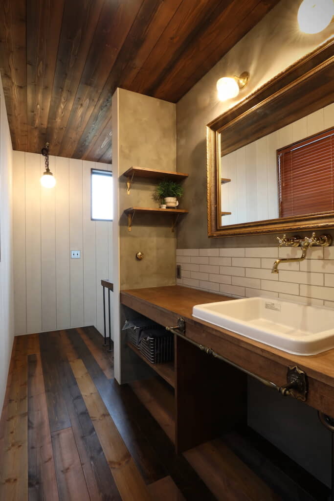 階段を上がったところには洗面台
