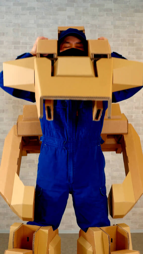 上半身には分解された外装を装着