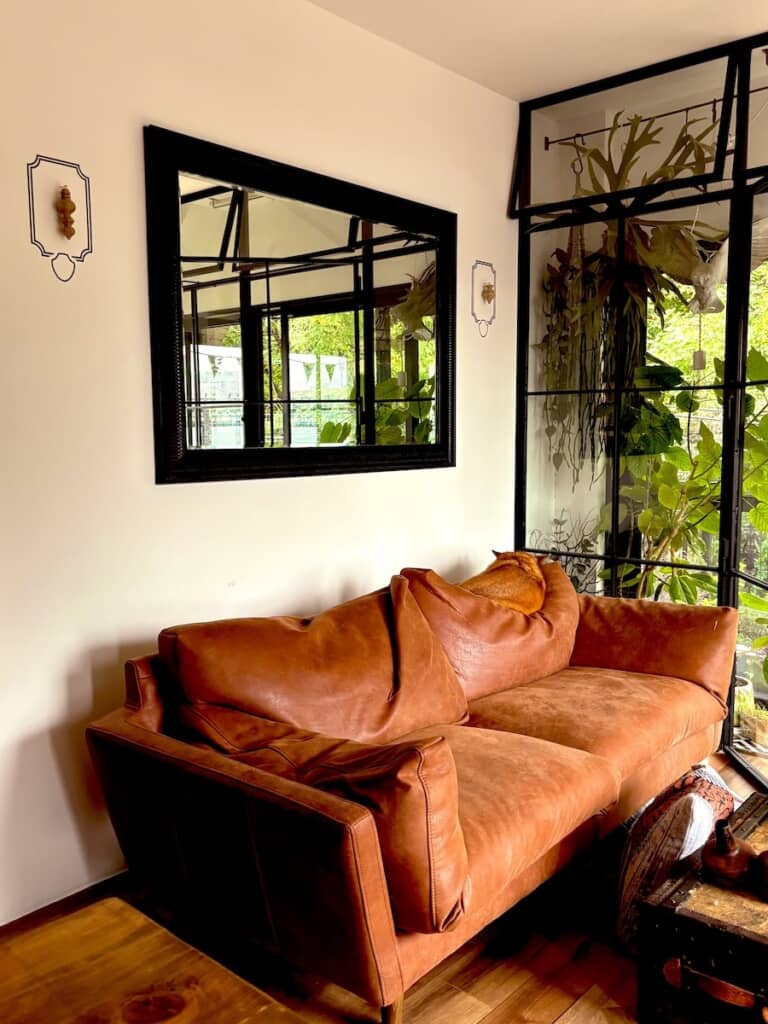 おしゃれなリビングに置かれたレザーソファ