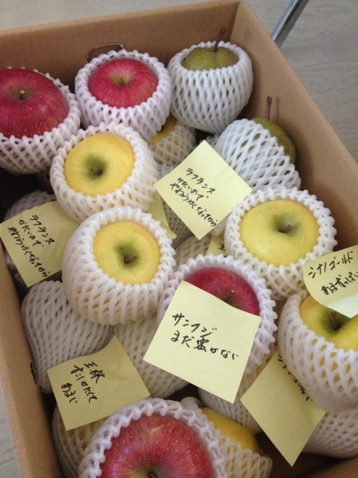 品種と食べ頃が貼られているリンゴ＆ラ・フランス（画像提供：ふくしひとみさん／@vonchiri）