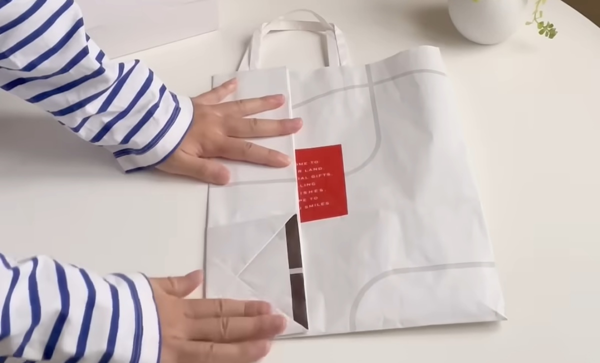 さすがにもう知らない人いないと思うんですけど」 紙袋の両端を折る