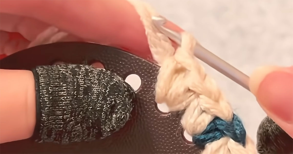 ダイソーの毛糸2色→セリアの底板を使って編むと……　秋冬にぴったりなアイテムが完成！「素敵ですね」 | ハンドメイド ねとらぼ