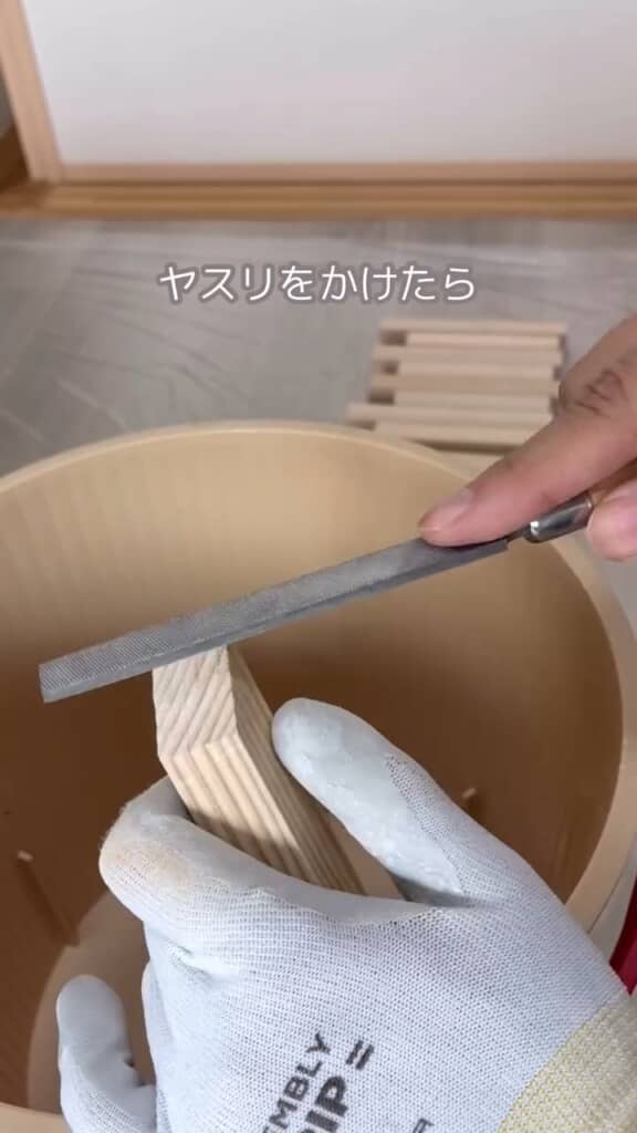 角材の断面はヤスリでならし、好みの色で着色