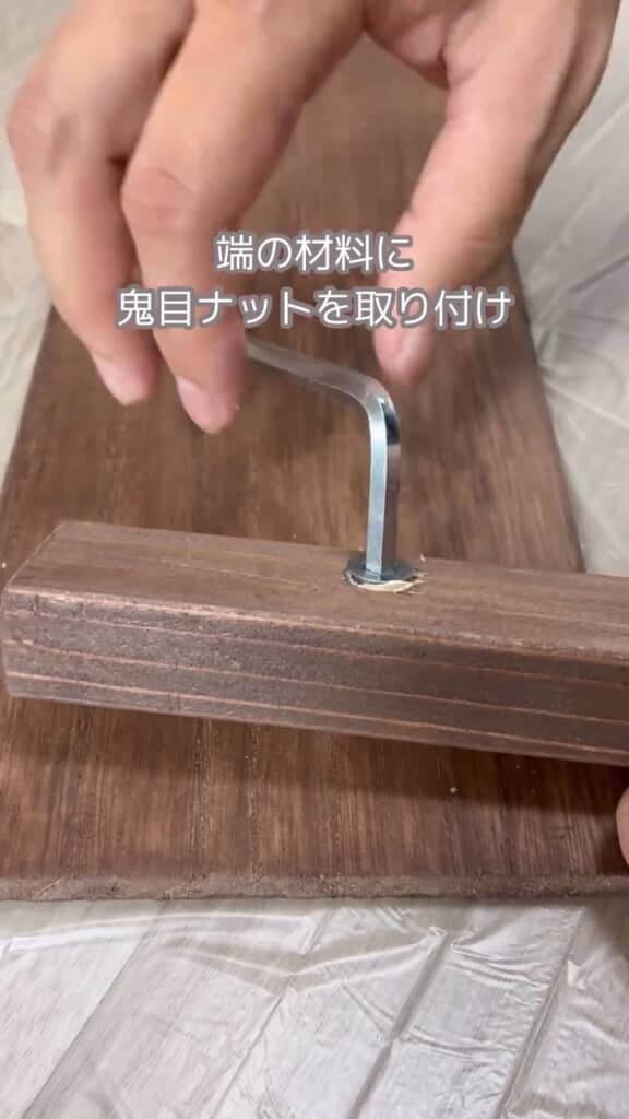 両端用の角材は穴を掘ってボルトを埋めます