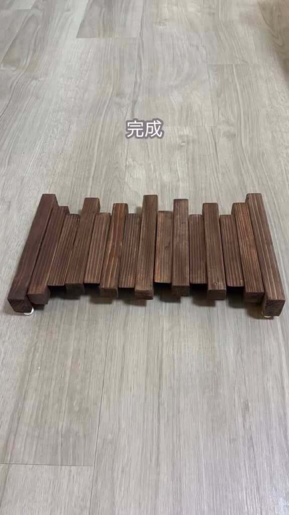 角材の長さが不ぞろいゆえに、面白いデザインに