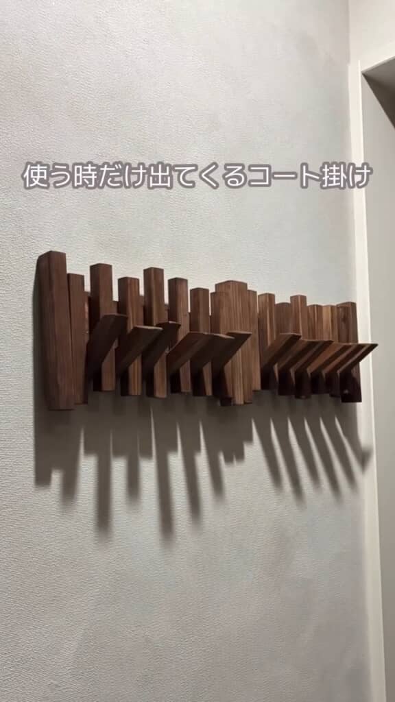 角材を引き起こせば、上着をかけるフックに
