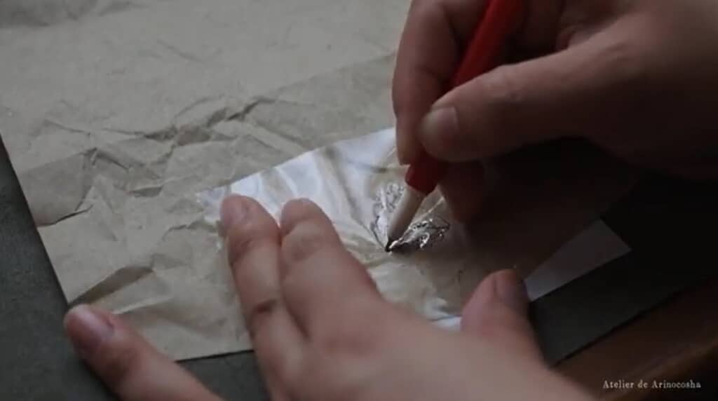 生地に図案を描き写します