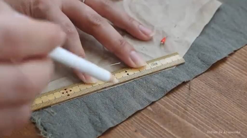 型紙の外枠を写します