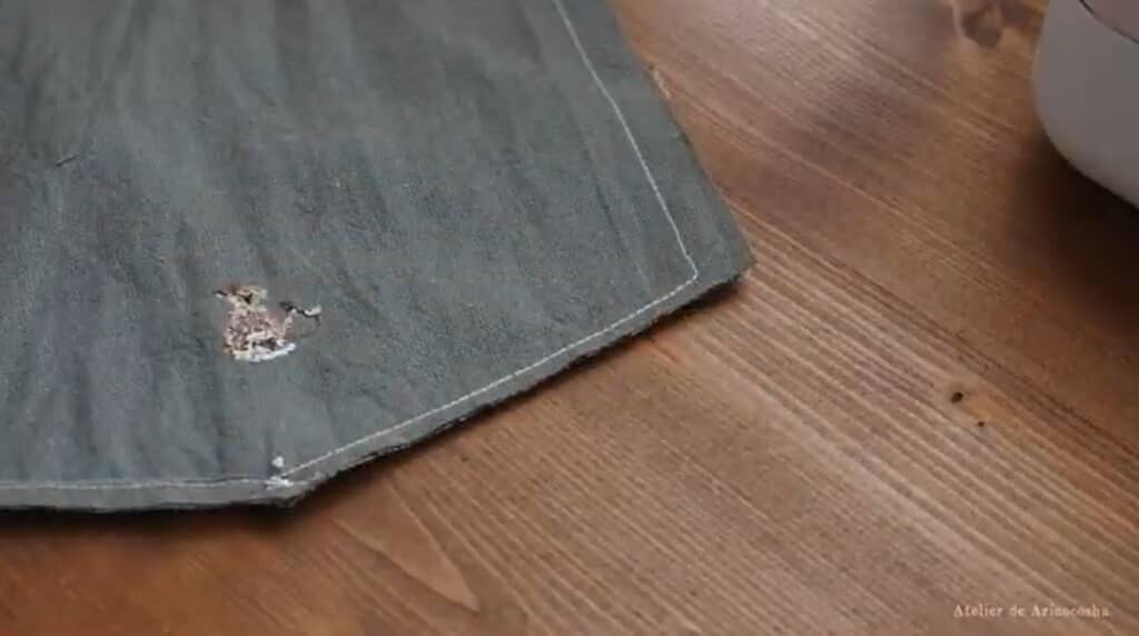 余分な生地を切り取ります