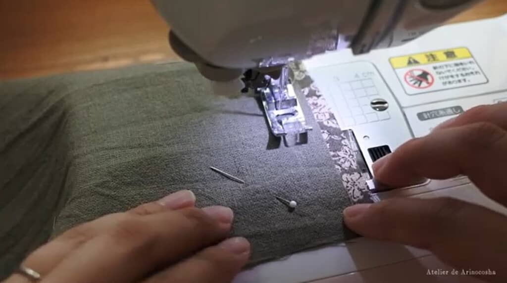 内布と一緒にミシンをかけます