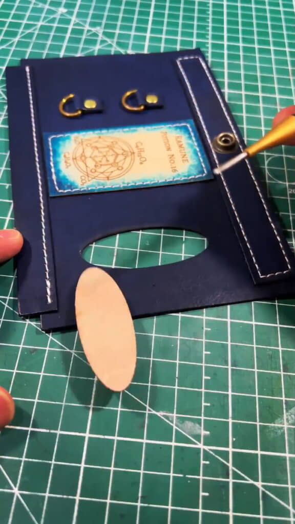 瓶の側面が見えるように楕円形の窓を作る
