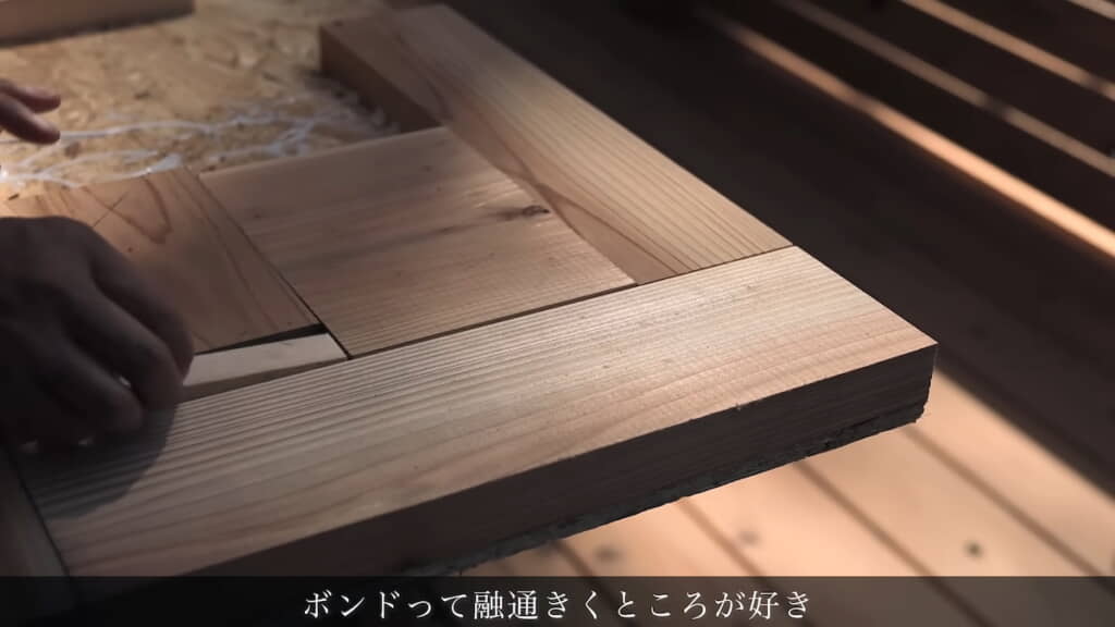 合板に接着していく