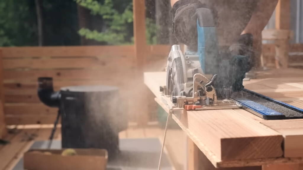 丸ノコで端を整える