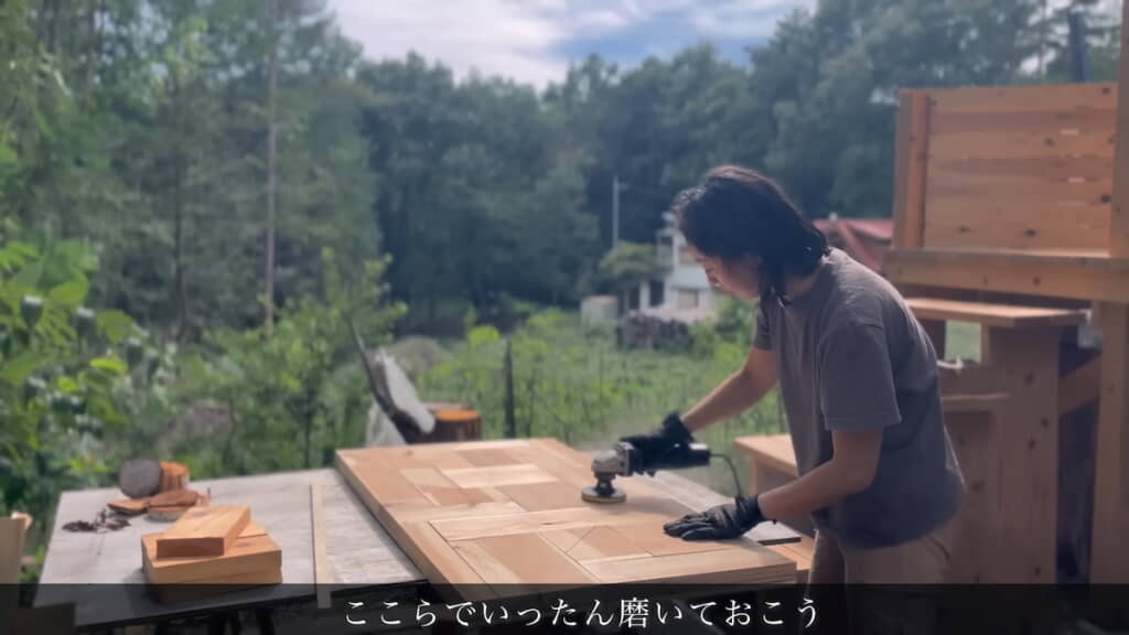 サンダーで表面を磨く