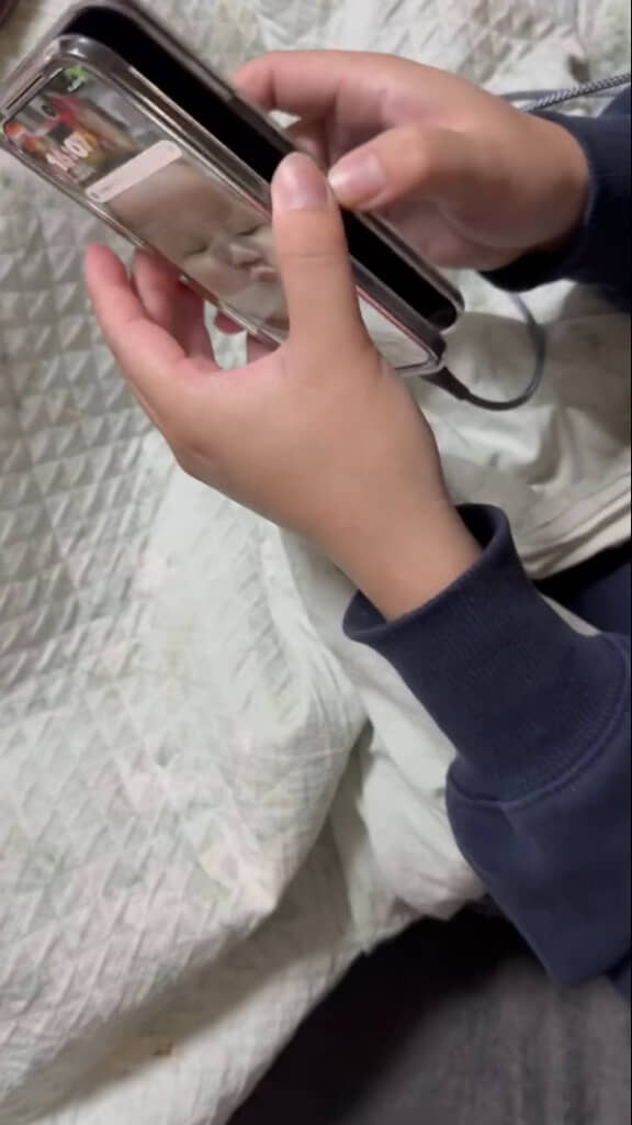 新しいスマホに喜んでいるのかと思ったら？