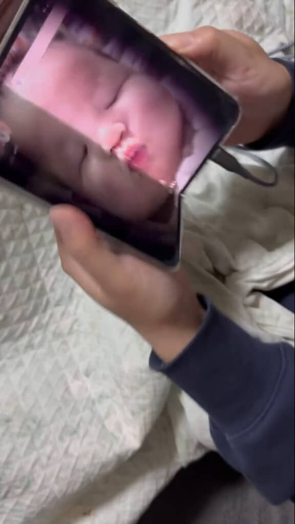 パパが折りたたみスマホを開くと……