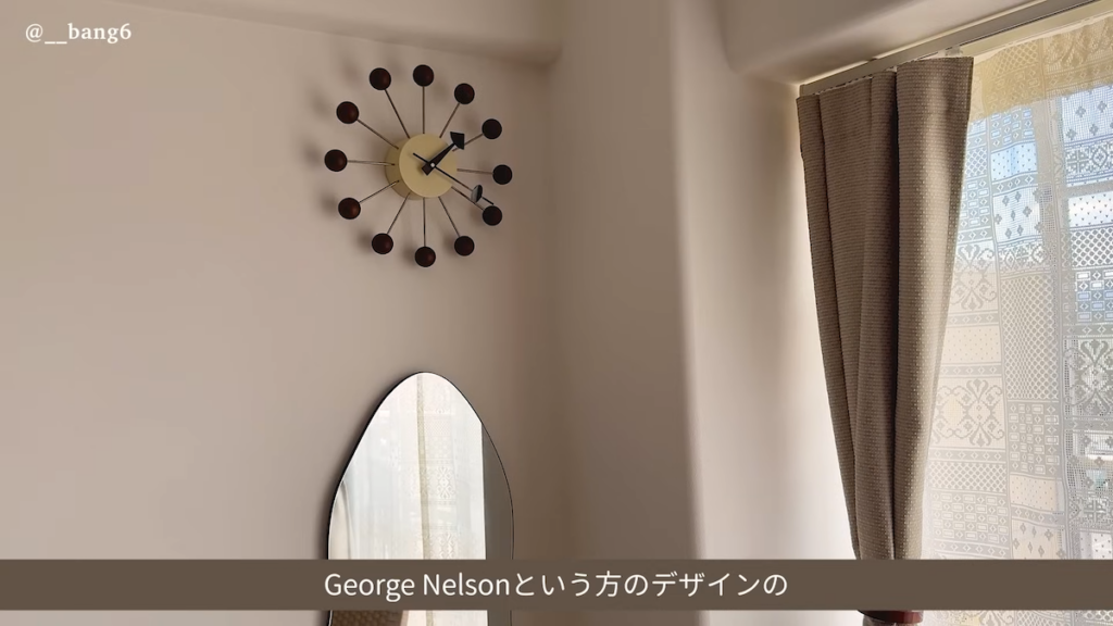 個性的なデザインの壁掛け時計やウェーブミラーで遊び心をプラス