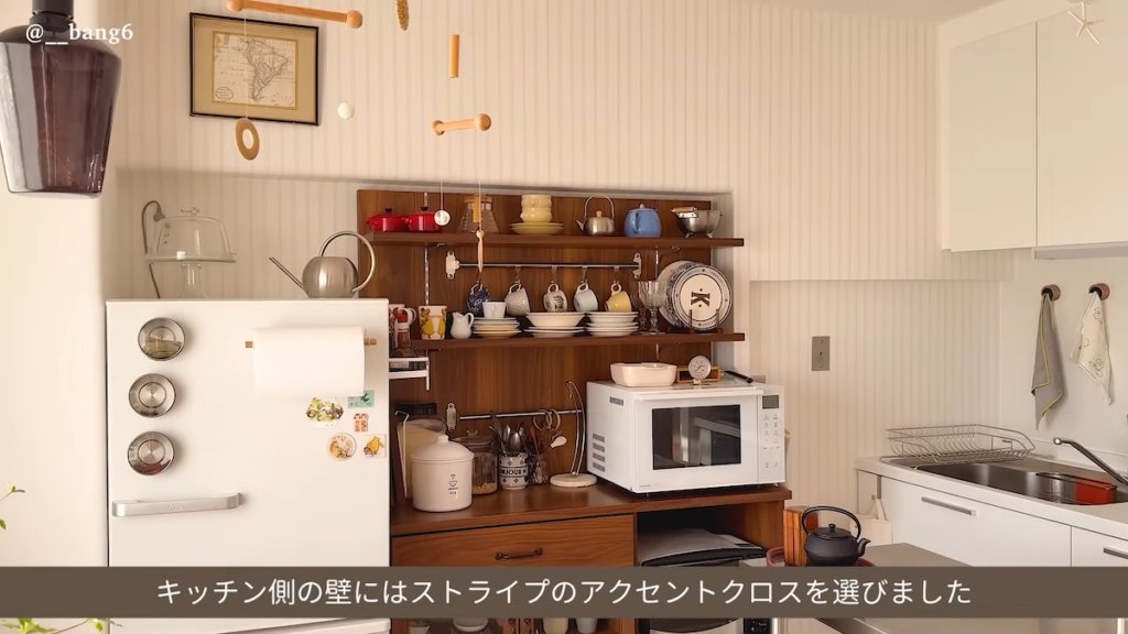 ストライプ柄のアクセントクロスが目を引くキッチン