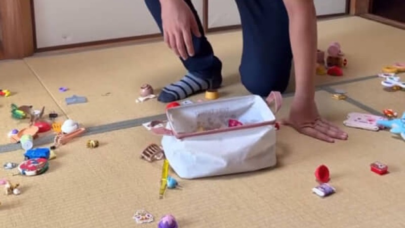 散らかった子どものおもちゃ、一気に片付けるには……　ダイソーアイテムで作る“目からウロコの収納”が150万再生「爽快感がいい！」（1/2） | ライフスタイル ねとらぼ
