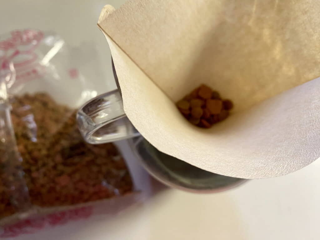 紙フィルターに入っているのはコーヒー……ではなくカリカリ！