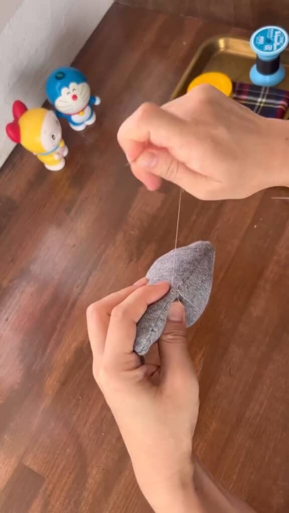 縫って閉じます