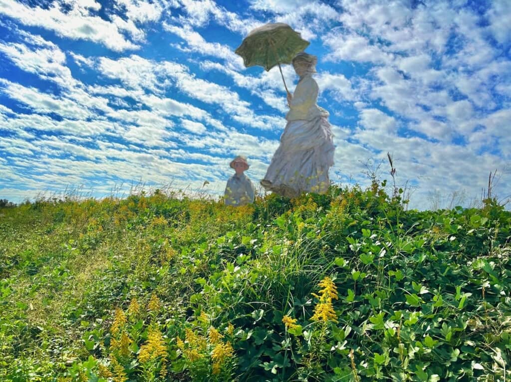 土手の風景とモネのコラージュ（画像提供：Osamu Takeさん／@ot_aka）