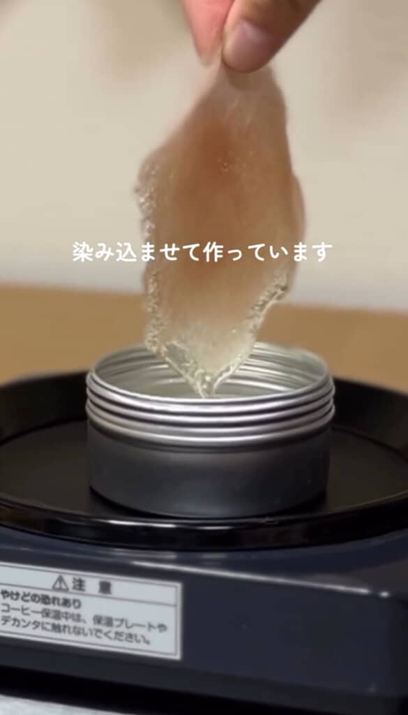 羊毛に蜜蝋をたっぷり染み込ませて作っています