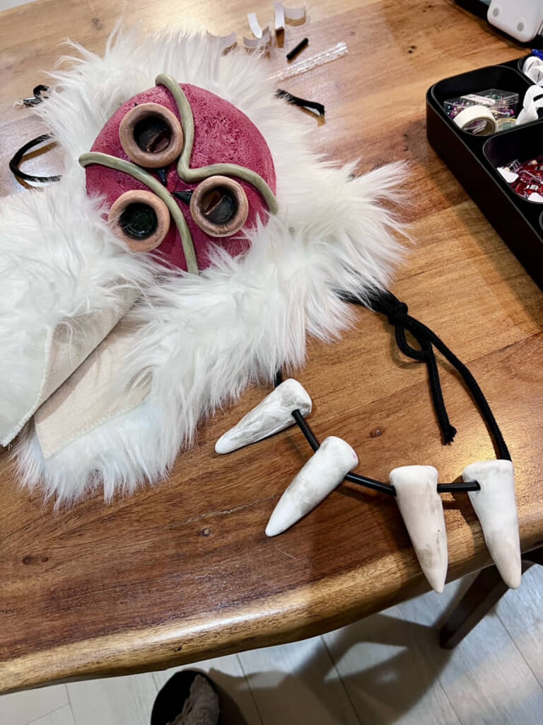 なんと首飾りの牙も手作りです
