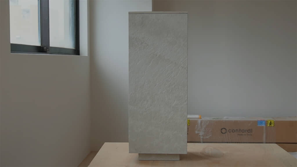 余ったタイルでディスプレイ台を作りました