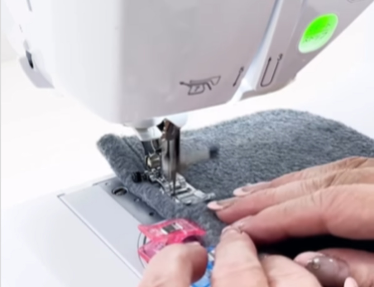 ふわふわ生地をまっすぐ縫い、クルッとひっくり返すと……「これいいな」　ユザワヤ直伝の“あったかアイテム”がナイスアイデア（1/3） | ハンドメイド ねとらぼ