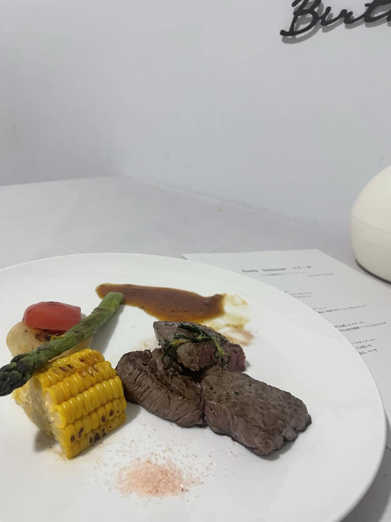 メインはステーキとグリル野菜